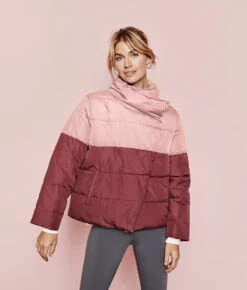 The Colorblock Eco Puffer Jacket - Rosewood & Shell -Classic Lady Wear Store 1 ModelFront 121790e6 cb18 4223 bd8e 6a6cc20c51a5