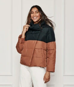 The Colorblock Eco Puffer Jacket - Sea Urchin & Praline -Classic Lady Wear Store 1 ModelFront 36081cb0 6ca1 48da 9964 c85f8cb1ba71