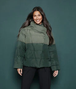 The Colorblock Eco Puffer Jacket - Olive & Eden -Classic Lady Wear Store 1 ModelFront 503aeb15 d585 4ebb a84c 8c56e0ced77b
