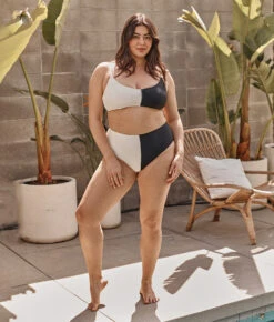 The Split Wanderlust Bikini Top - Sea Urchin & White Sand 7 The Split Wanderlust Bikini Top - Sea Urchin & White Sand -Classic Lady Wear Store 2 ModelBack 851adcba 412f 4e3b adb7 7b5e22046890