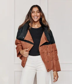 The Colorblock Eco Puffer Jacket - Sea Urchin & Praline -Classic Lady Wear Store 2 ModelBack 877a86f4 c6c5 4c74 b88c b685933636cf