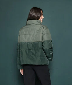 The Colorblock Eco Puffer Jacket - Olive & Eden -Classic Lady Wear Store 2 ModelBack d5613a56 aa4d 4b82 b931 0d0cece0afb1