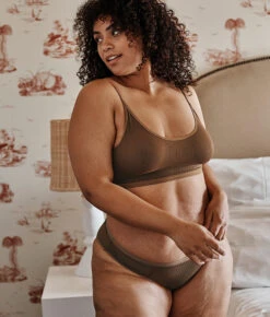 The Feel Free Adjustable Bralette - Clay 7 The Feel Free Adjustable Bralette - Clay -Classic Lady Wear Store 2 ModelBack e8070829 b9fc 40c2 b90b 766ef0d42983