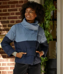 The Colorblock Eco Puffer Jacket - Midnight & Slate -Classic Lady Wear Store 2 ModelFront e9e03a09 6fdc 495a 8b14 730195c05d8a
