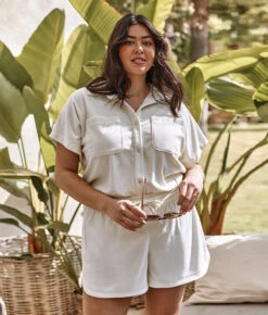 The Towel Terry Button-Down Shirt - White Sand -Classic Lady Wear Store 3 ModelBack2 d6eceb23 aa63 419c 9aea ffdefec46d1d