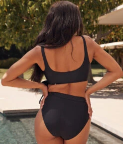 The Perfect Wrap Bikini Top - Sea Urchin -Classic Lady Wear Store 3 ModelFullBody 2c4b20df b1c2 4f31 bcd0 bde6fd703f33