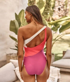 The Long Torso Sidestroke - Spritz & Summer Berry & White Sand -Classic Lady Wear Store 3 ModelFullBody 629e3e0c e056 4bb8 b702 5ef0ff5a0cc6