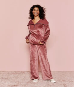 The Plush Velour Half-Zip Pullover - Rosewood 6 The Plush Velour Half-Zip Pullover - Rosewood -Classic Lady Wear Store 3 ModelFullBody 991a3a78 cce2 402a a22b 1df37b164c97