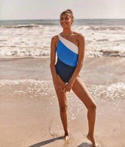 The Sidestroke - Deep Sea & Hydrangea & White Sand -Classic Lady Wear Store 3 ModelFullBody e08e2624 eb0a 466c b69c 012651587b6f