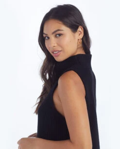 The High Neck Sweater Vest - Sea Urchin -Classic Lady Wear Store 4 ModelDetailBack e1b33dd7 55b1 408c baef a2a7ed2fe331