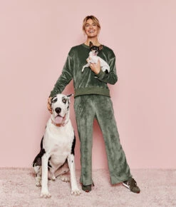 The Plush Velour Lounge Pant - Olive -Classic Lady Wear Store 4 ModelDetail b3f74f9c 7e87 49b6 8f3d 7e19495f631d