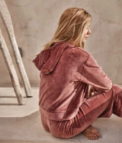 The Plush Velour Hoodie - Rosewood -Classic Lady Wear Store 4 ModelDetail dcd34698 fa55 4c59 8fd5 2538526d859a